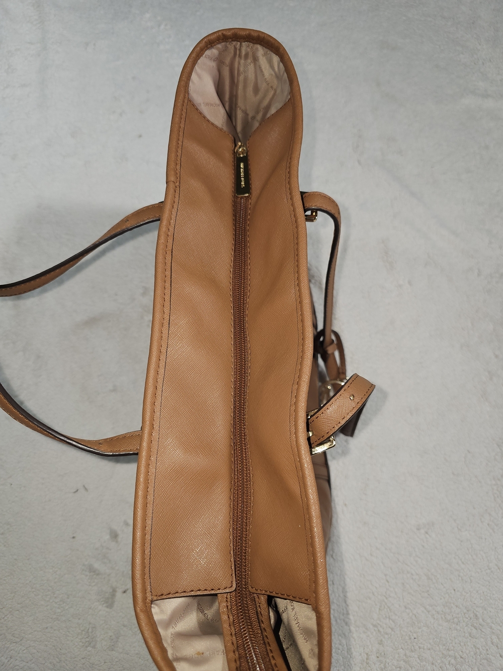 Michael Kors Jet Set Travel Handbag. - Picture 10 of 13